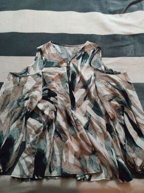 SHEIN Abstract Cold-Shoulder Blouse in Teal, Beige & Black